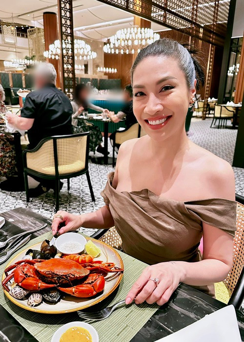 Pha Lê ngày càng gợi cảm sau khi nâng cấp vòng một, hút mỡ ở lưng và bụng dưới để bơm vào vòng ba.