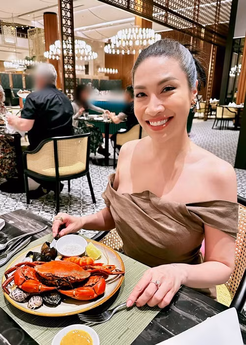 Pha Lê ngày càng gợi cảm sau khi nâng cấp vòng một, hút mỡ ở lưng và bụng dưới để bơm vào vòng ba.