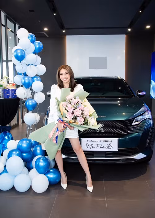 Pha Lê tậu xe hơi 1,4 tỷ. Đây là lần thứ năm cô đổi xe.