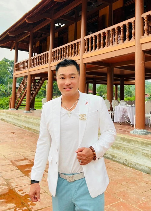 Mặc dù vẻ ngoài đã có dấu hiệu tuổi tác nhưng Lý Hùng trông vẫn phong độ. Ảnh: FBNV.