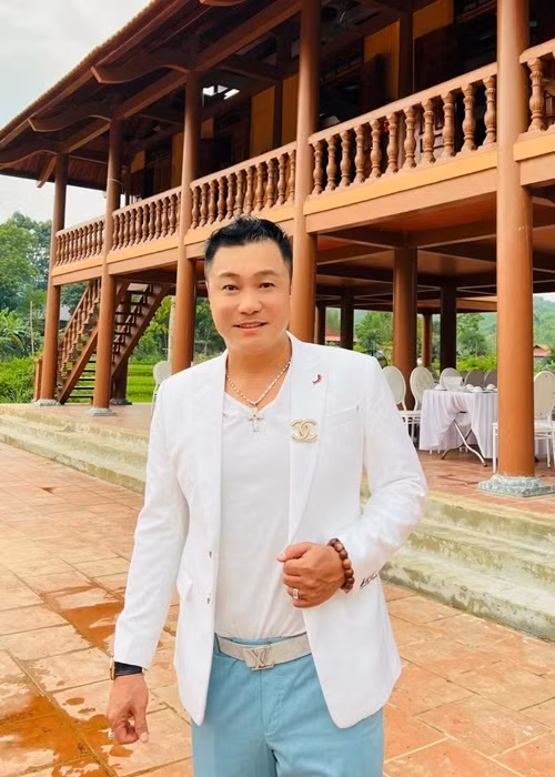 Mặc dù vẻ ngoài đã có dấu hiệu tuổi tác nhưng Lý Hùng trông vẫn phong độ. Ảnh: FBNV.