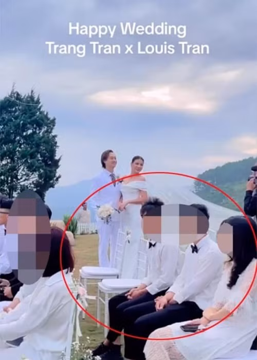 Nghi vấn xuất phát từ việc có quá nhiều ghế trống và một số khách mời diện trang phục trắng, đeo nơ giống như nhân viên phục vụ. Ảnh: Thương Hiệu Pháp Luật.