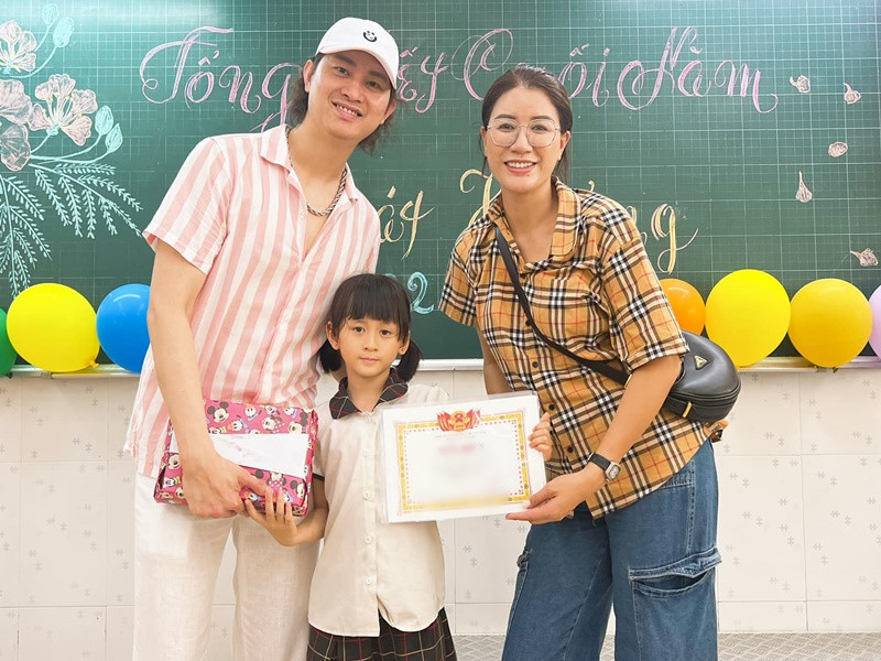 Chồng Trang Trần dự tổng kết cuối năm của con gái. Ảnh: FBNV.