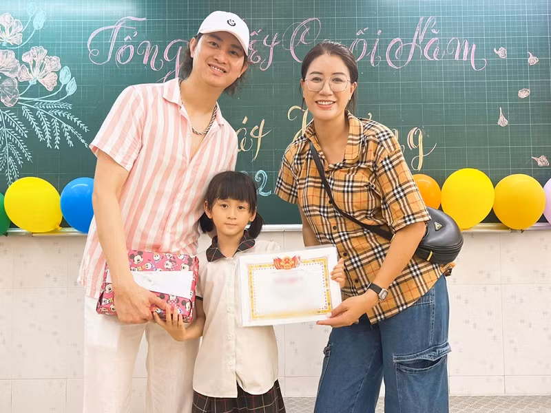 Chồng Trang Trần dự tổng kết cuối năm của con gái. Ảnh: FBNV.