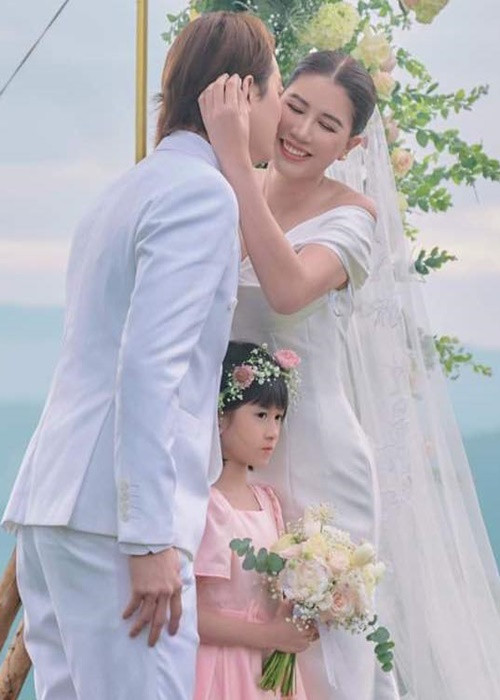 Trước đó, Trang Trần cho biết: "Ông xã tôi từ Mỹ về, không có nhiều thời gian nên chúng tôi chỉ muốn làm một buổi tiệc nhỏ để mọi người có thể trò chuyện, tâm tình chứ không định tốn tiền tỷ làm một đám cưới linh đình, hoành tráng". Ảnh: FBNV.