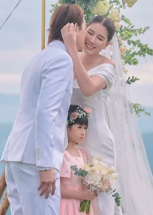 Trước đó, Trang Trần cho biết: "Ông xã tôi từ Mỹ về, không có nhiều thời gian nên chúng tôi chỉ muốn làm một buổi tiệc nhỏ để mọi người có thể trò chuyện, tâm tình chứ không định tốn tiền tỷ làm một đám cưới linh đình, hoành tráng". Ảnh: FBNV.