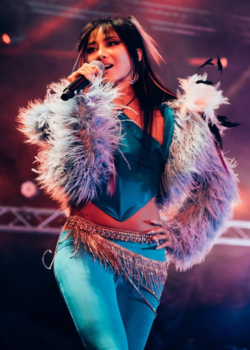 Nữ giám khảo Rap Việt yêu thích các mẫu áo yếm khi đi diễn.