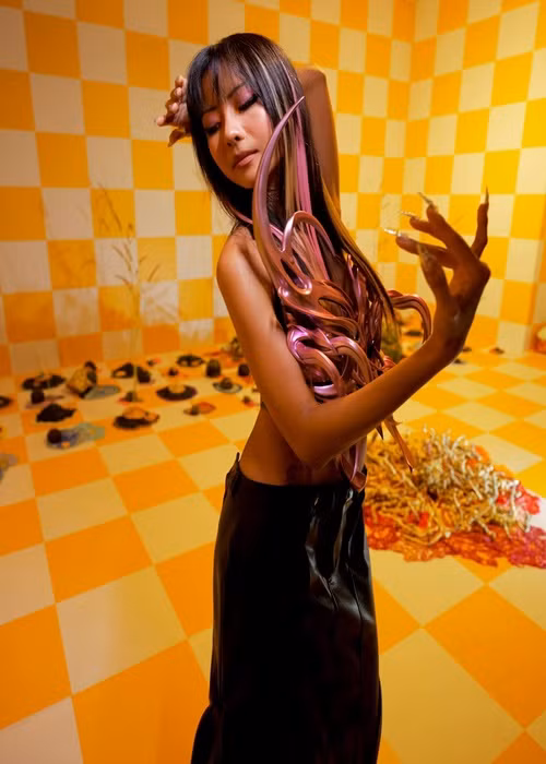 Ở Suboi toát lên sự gợi cảm lẫn cá tính.