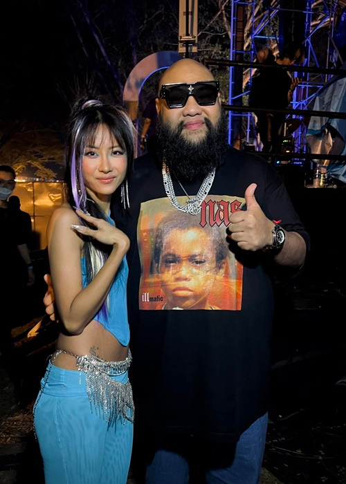 Áo yếm giúp Suboi khoe vòng eo thon gọn và lưng trần gợi cảm.