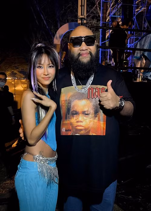 Áo yếm giúp Suboi khoe vòng eo thon gọn và lưng trần gợi cảm.