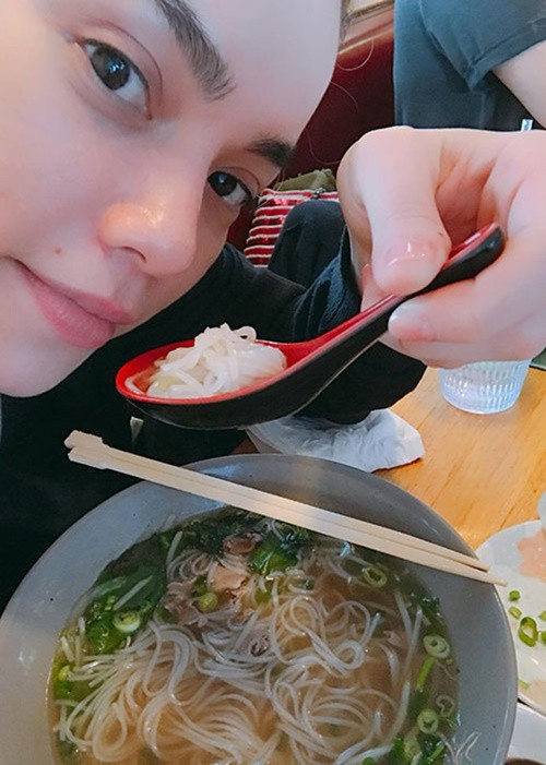 Nữ ca sĩ được khen toát lên vẻ ngoài tự nhiên hơn khi để mặt mộc hoàn toàn hoặc trang điểm nhẹ nhàng. Ảnh: FBNV