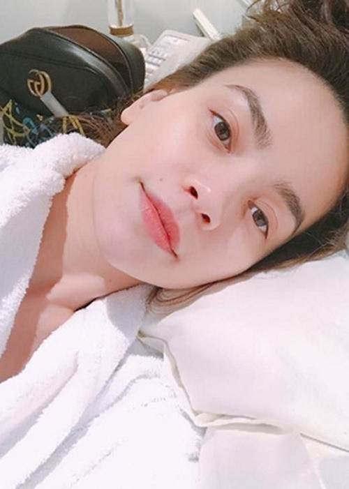 Bà mẹ ba con sở hữu đôi lông mày sắc nét khi không trang điểm. Ảnh: FBNV