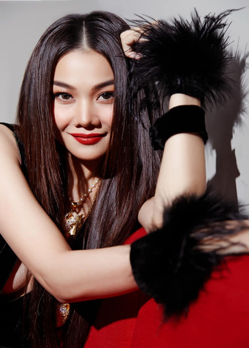 Thanh Hằng quyến rũ, sắc sảo hơn khi trang điểm kỹ lưỡng. Ảnh: FBNV