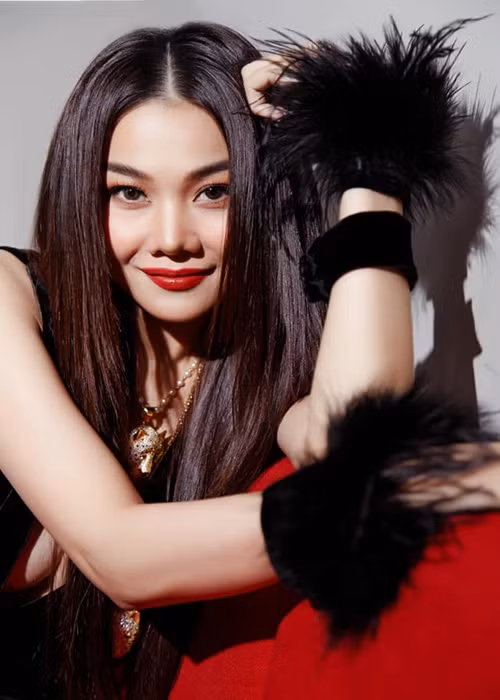 Thanh Hằng quyến rũ, sắc sảo hơn khi trang điểm kỹ lưỡng. Ảnh: FBNV