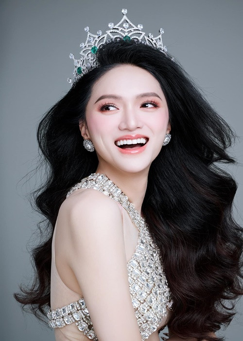 Hương Giang xinh đẹp bội phần dưới bàn tay của chuyên gia trang điểm. Ảnh: FBNV