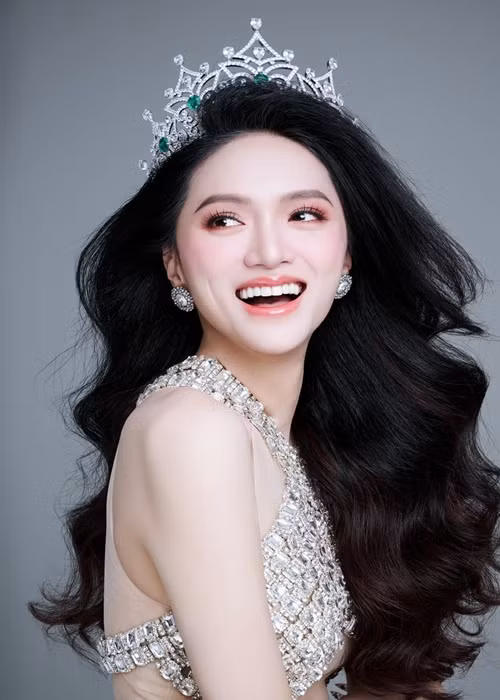 Hương Giang xinh đẹp bội phần dưới bàn tay của chuyên gia trang điểm. Ảnh: FBNV