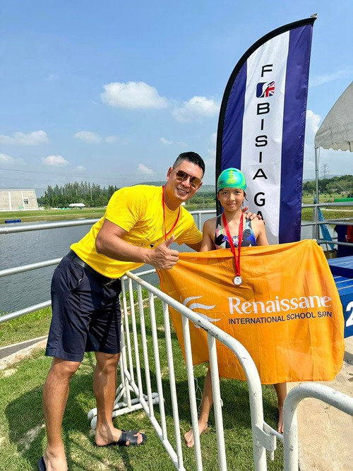 Con gái Bình Minh cao vượt trội, đoạt huy chương bơi lội ở Thái Lan Con gai Binh Minh cao vuot troi, doat huy chuong boi loi o Thai Lan