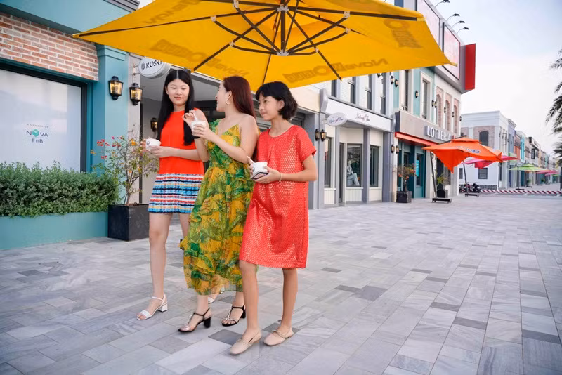 An Như có chiều cao gần bằng mẹ.