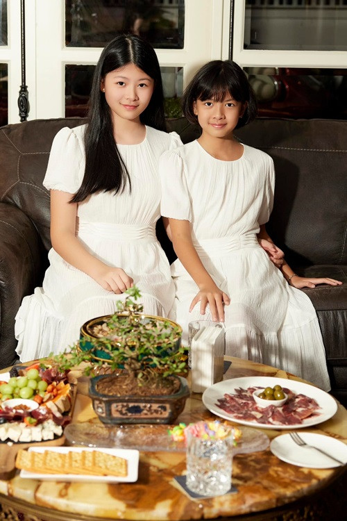 An Như thường xuyên mặc đồ đồng điệu với chị gái.