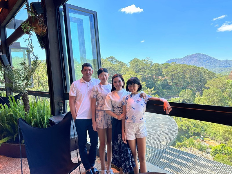 Vợ chồng Bình Minh thường xuyên đưa hai con gái đi du lịch.