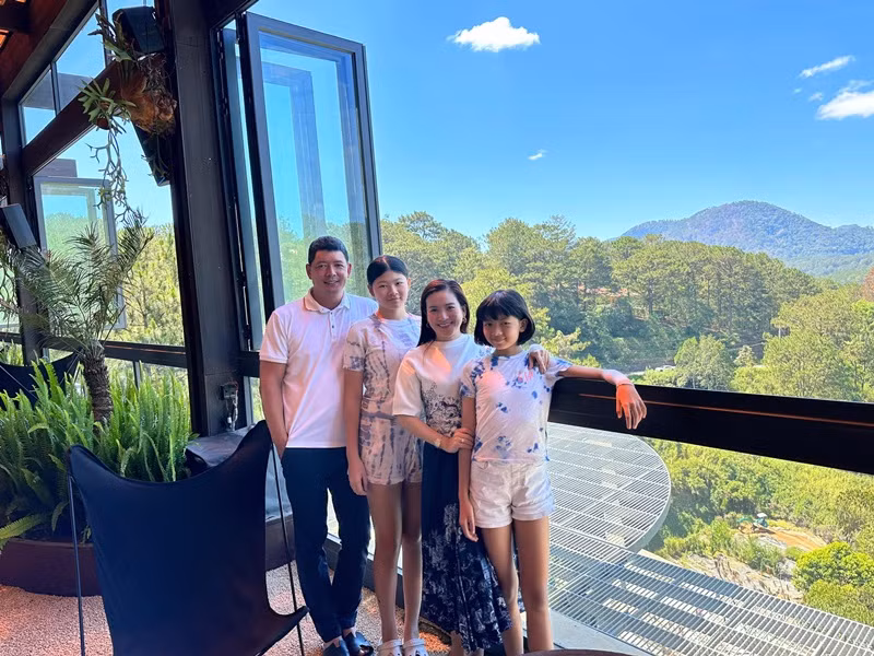 Vợ chồng Bình Minh thường xuyên đưa hai con gái đi du lịch.