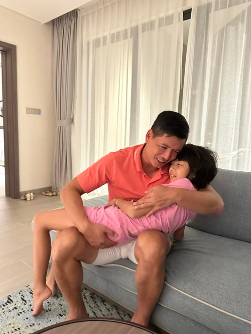 Dù 11 tuổi, An Như vẫn quấn bố không rời.