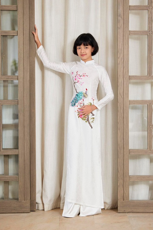 An Như khoe vóc dáng cao gầy khi diện áo dài.