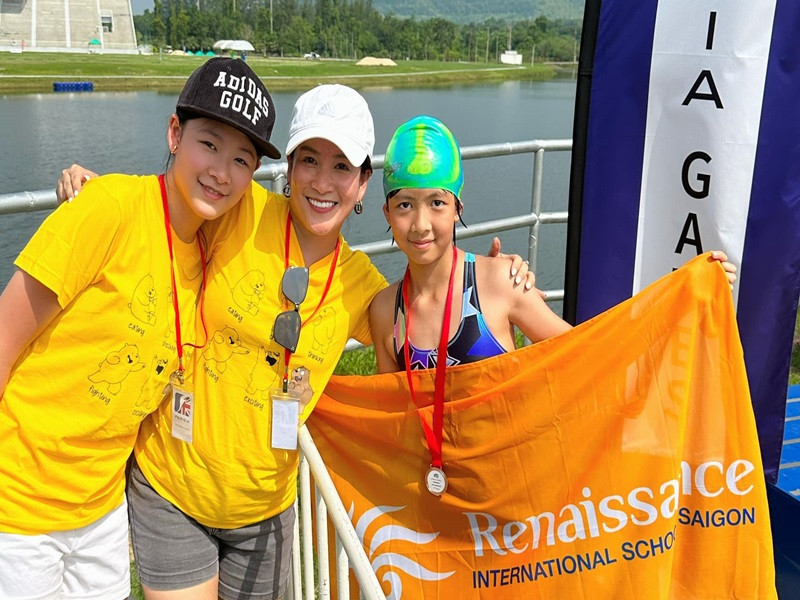 Con gái Bình Minh giành 3 huy chương trong một cuộc thi bơi lội ở Thái Lan.