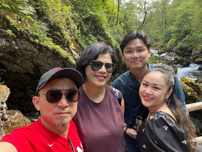 Nhạc sĩ Quốc Trung đăng tải không ít hình ảnh bên người bạn đời cùng các con.