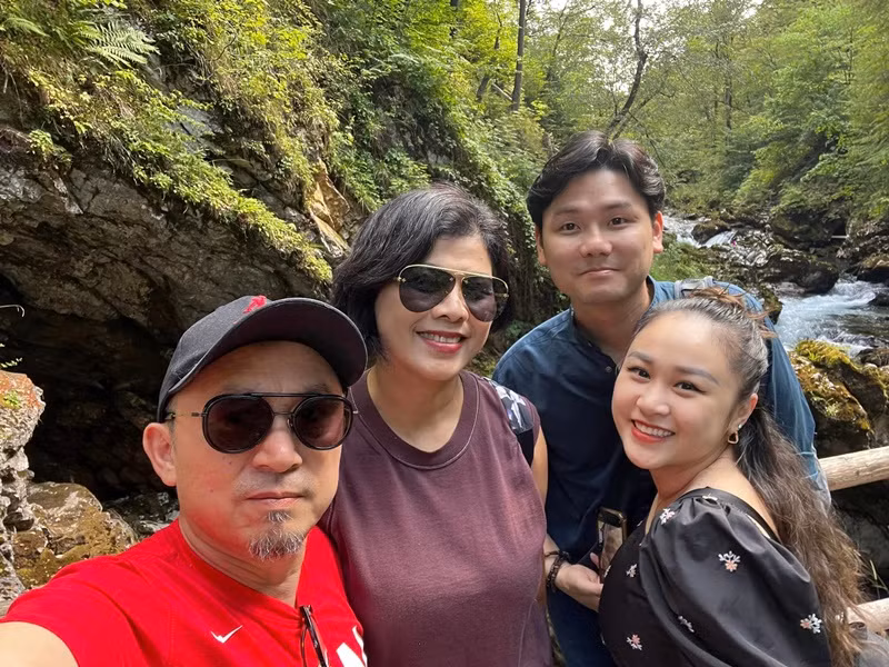 Nhạc sĩ Quốc Trung đăng tải không ít hình ảnh bên người bạn đời cùng các con.