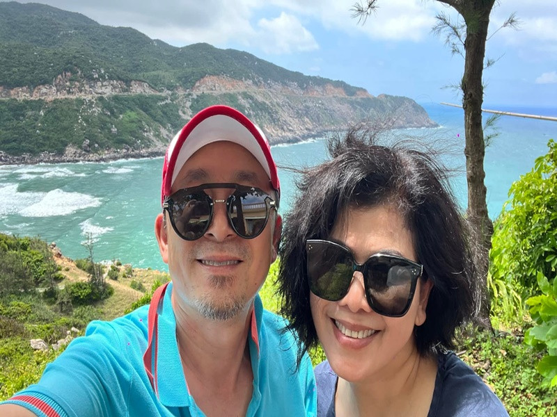 “Chúng tôi bên nhau bởi những thứ khác, chứ không phải bởi hôn lễ hay giấy tờ ràng buộc. Khi xác định gắn bó, tôi cũng có nói với cô ấy rằng: "Tôi có thể coi em là bạn gái cho tới cuối cuộc đời, nhưng không nhất thiết phải làm đám cưới", Quốc Trung chia sẻ.