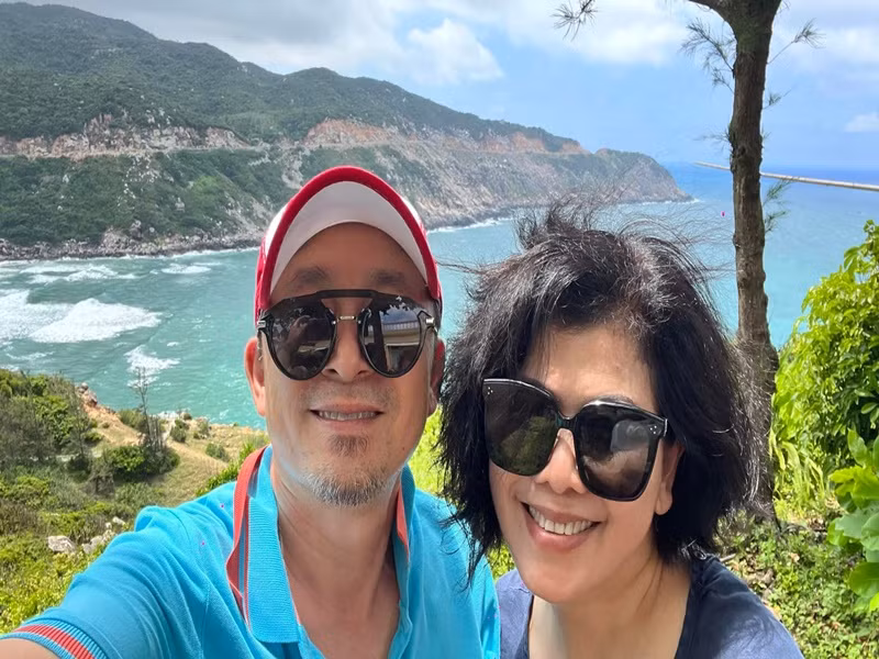 “Chúng tôi bên nhau bởi những thứ khác, chứ không phải bởi hôn lễ hay giấy tờ ràng buộc. Khi xác định gắn bó, tôi cũng có nói với cô ấy rằng: "Tôi có thể coi em là bạn gái cho tới cuối cuộc đời, nhưng không nhất thiết phải làm đám cưới", Quốc Trung chia sẻ.