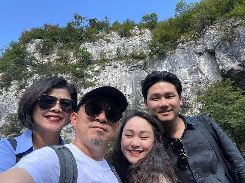 Thanh Lam - vợ cũ của Quốc Trung từng chia sẻ về nửa kia của Quốc Trung. "Lan và anh Trung có duyên nợ với nhau. Tôi là nghệ sĩ, thường xuyên phải đi diễn xa, thời gian tôi ở bên các con có khi còn ít hơn Lan. Cô ấy chăm sóc các con tôi rất chu đáo”, Thanh Lam chia sẻ trên Zing.