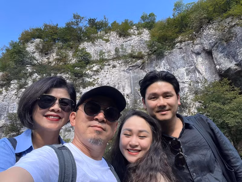 Thanh Lam - vợ cũ của Quốc Trung từng chia sẻ về nửa kia của Quốc Trung. "Lan và anh Trung có duyên nợ với nhau. Tôi là nghệ sĩ, thường xuyên phải đi diễn xa, thời gian tôi ở bên các con có khi còn ít hơn Lan. Cô ấy chăm sóc các con tôi rất chu đáo”, Thanh Lam chia sẻ trên Zing.