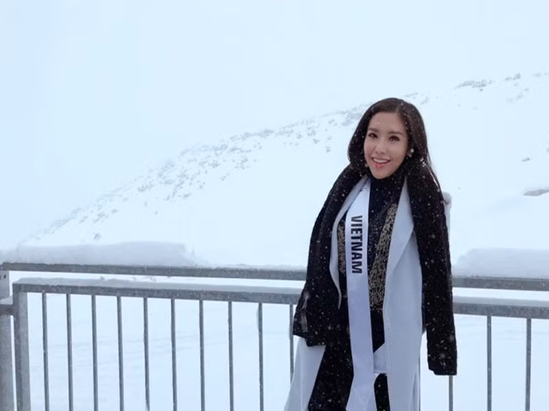 Á hậu Khánh Phương là đại diện Việt Nam ở Hoa hậu Siêu quốc gia 2017. Do gặp trục trặc về visa, cô đến trễ khoảng 10 ngày. Trong chung kết, Khánh Phương lọt top 25. Ảnh: FBNV.