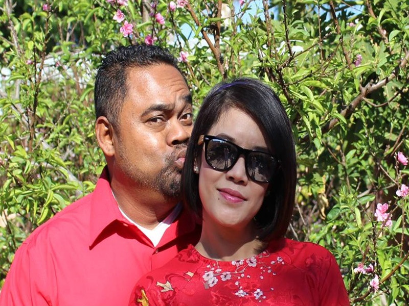 "...Cảm giác lần đầu tiên đeo nhẫn tay trái thật lạ, nhưng con tim thật ấm áp vô cùng. Rể Hải Phòng xin được chính thức mời rượu các đồng hương quê vợ vào tháng 12 này tại quê nhà. Dũng Taylor - Thu Phương xin chân thành cảm ơn những lời chúc phúc của mọi người", chồng Thu Phương viết.