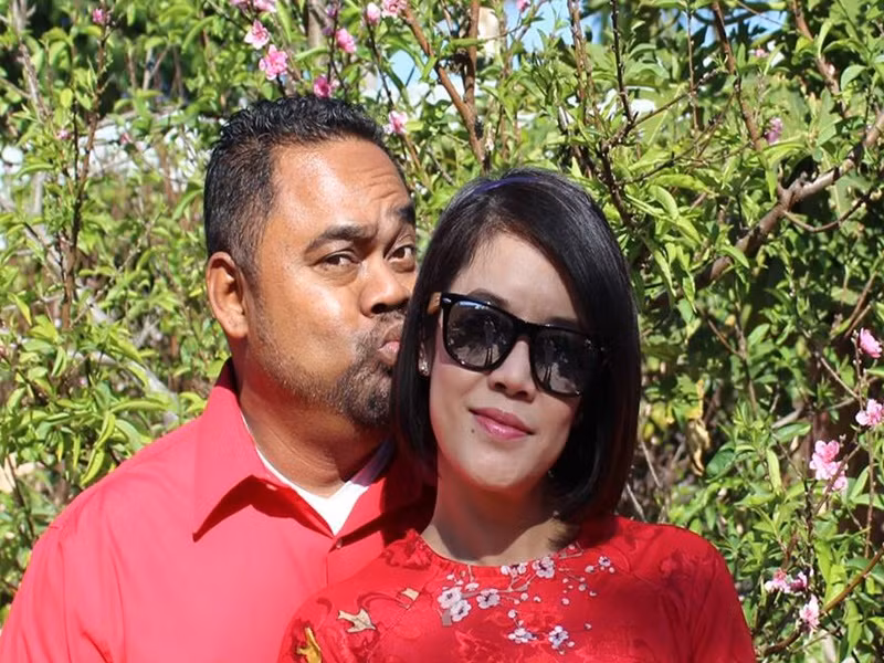 "...Cảm giác lần đầu tiên đeo nhẫn tay trái thật lạ, nhưng con tim thật ấm áp vô cùng. Rể Hải Phòng xin được chính thức mời rượu các đồng hương quê vợ vào tháng 12 này tại quê nhà. Dũng Taylor - Thu Phương xin chân thành cảm ơn những lời chúc phúc của mọi người", chồng Thu Phương viết.