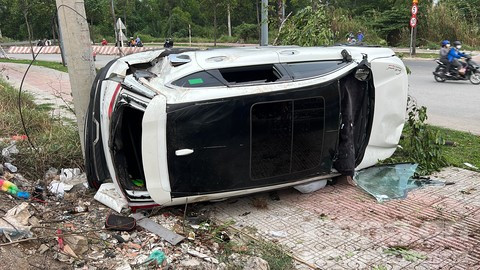 TPHCM: Oto do thai phu dieu khien lao len via he, tong nga cay xanh roi lon nhao-Hinh-2