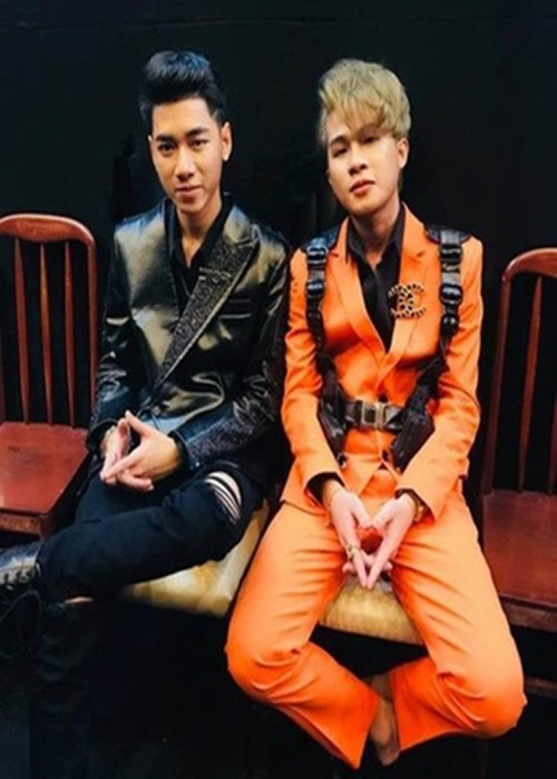 Trước Anh Thơ, một số sao Việt cũng vướng ồn ào hủy show phút chót. Tháng 8/2019, Jack cùng K-ICM bị tố bùng show sát ngày quay gameshow Giọng ải giọng ai. Phía ban tổ chức chương trình xác nhận câu chuyện là có thật. Về phần Jack, anh có động thái khuyên nhủ fan: "Tôi biết mọi người buồn, lo, hoang mang, cáu gắt khi nghe những điều tệ. Đừng quan tâm có phải tốt hơn không”. Ảnh: Zing