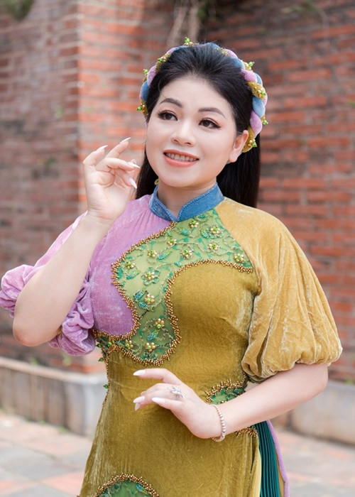 Giữa ồn ào, Anh Thơ lên tiếng phân trần. Chia sẻ trên Báo Giao thông, nữ ca sĩ nhận lỗi về mình do bản thân nghe và nhìn nhầm lịch nên đã nhận trùng chương trình "Mạch nguồn Ví, Giặm" (Hà Nội) và 1 chương trình tại Hà Nam đều vào tối ngày 14/5. “Chiều 11/5, bạn trang điểm mới gọi báo lịch trình, tôi mới hoảng hồn biết mình nhầm lịch. Ngay sau đó tôi gọi nhờ ê-kíp tổ chức chương trình tại Hà Nam sắp xếp và tìm cách giúp tôi có thể diễn được ở Hà Nội. Nhưng do chương trình ở Hà Nam cũng là chương trình quan trọng, họ đã cố gắng nhưng không thay đổi được. Sau đó tôi mới gọi cho BTC "Mạch nguồn Ví, Giặm" giãi bày và xin lỗi một cách thành khẩn, mong BTC giúp đỡ”, Anh Thơ cho biết. Ảnh: Gia đình và xã hội