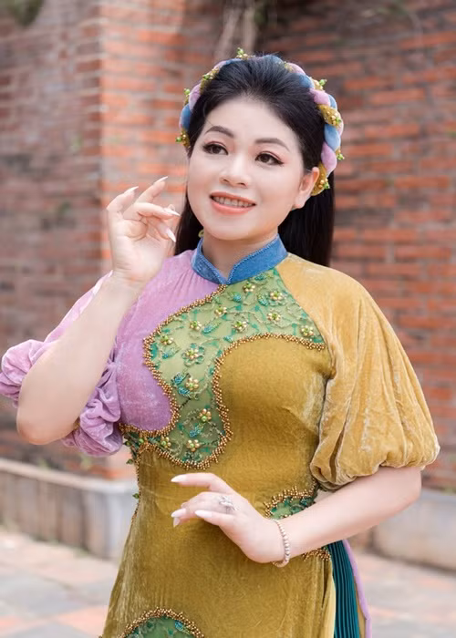 Giữa ồn ào, Anh Thơ lên tiếng phân trần. Chia sẻ trên Báo Giao thông, nữ ca sĩ nhận lỗi về mình do bản thân nghe và nhìn nhầm lịch nên đã nhận trùng chương trình "Mạch nguồn Ví, Giặm" (Hà Nội) và 1 chương trình tại Hà Nam đều vào tối ngày 14/5. “Chiều 11/5, bạn trang điểm mới gọi báo lịch trình, tôi mới hoảng hồn biết mình nhầm lịch. Ngay sau đó tôi gọi nhờ ê-kíp tổ chức chương trình tại Hà Nam sắp xếp và tìm cách giúp tôi có thể diễn được ở Hà Nội. Nhưng do chương trình ở Hà Nam cũng là chương trình quan trọng, họ đã cố gắng nhưng không thay đổi được. Sau đó tôi mới gọi cho BTC "Mạch nguồn Ví, Giặm" giãi bày và xin lỗi một cách thành khẩn, mong BTC giúp đỡ”, Anh Thơ cho biết. Ảnh: Gia đình và xã hội