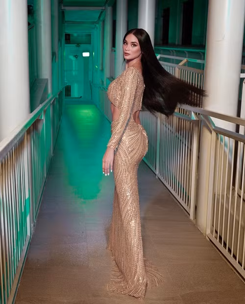 Cô mang vẻ đẹp lai Philippines và Đức.