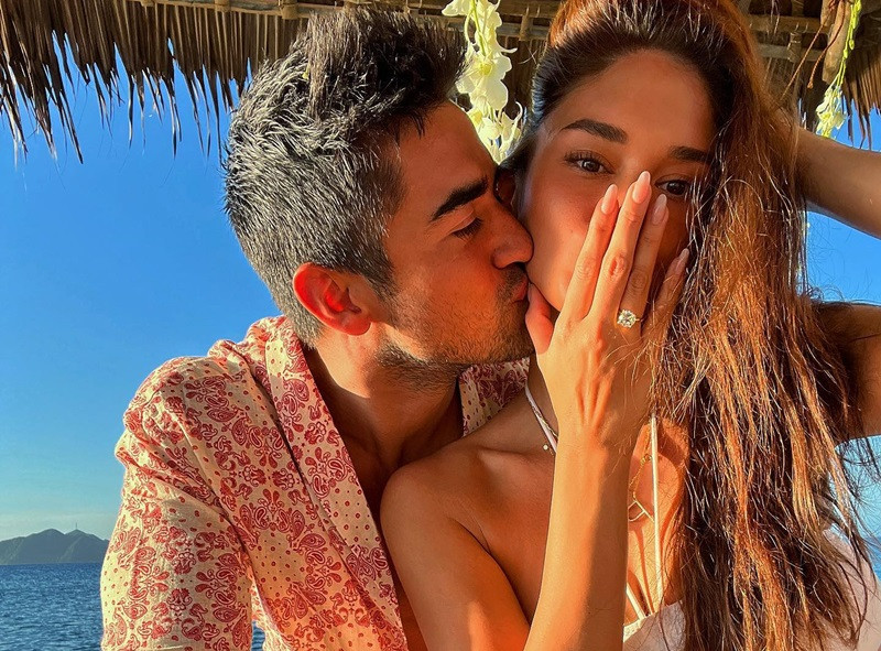 Ngoài ra, Pia đắt show quảng cáo, làm giám khảo các chương trình, có công ty riêng.