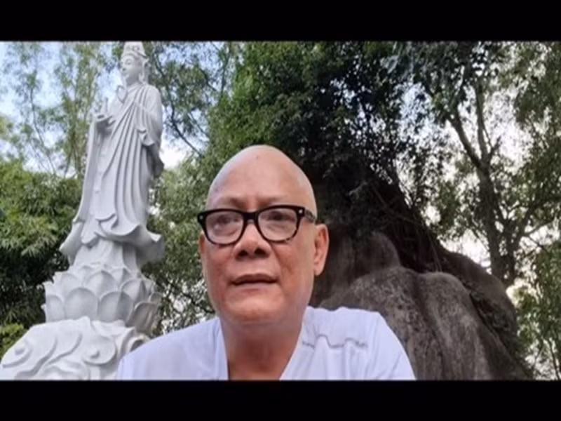 Tháng 8/2021, Tấn Hoàng xuống tóc, nguyện ăn chay. "Tôi đang ở Bắc Ninh, chưa về được Sài Gòn. Tôi đã xuống tóc và nguyện ăn chay tới khi nào dịch bệnh giảm đi thì mới ăn mặn trở lại. Tôi ở ngoài này bất lực rồi, không giúp đỡ, không làm gì được cho ai hết. Đêm nào tôi cũng xem tin tức về tình hình dịch bệnh. Tôi buồn lắm”, nam nghệ sĩ chia sẻ về quyết định của mình. Ảnh chụp màn hình