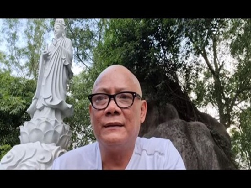 Tháng 8/2021, Tấn Hoàng xuống tóc, nguyện ăn chay. "Tôi đang ở Bắc Ninh, chưa về được Sài Gòn. Tôi đã xuống tóc và nguyện ăn chay tới khi nào dịch bệnh giảm đi thì mới ăn mặn trở lại. Tôi ở ngoài này bất lực rồi, không giúp đỡ, không làm gì được cho ai hết. Đêm nào tôi cũng xem tin tức về tình hình dịch bệnh. Tôi buồn lắm”, nam nghệ sĩ chia sẻ về quyết định của mình. Ảnh chụp màn hình