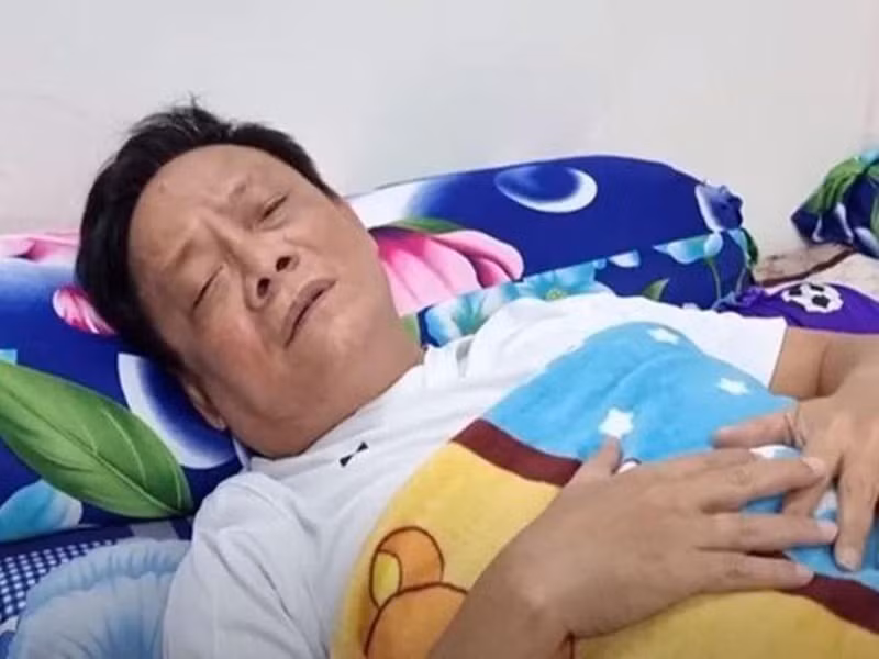 Cách đây 2 năm, Tấn Hoàng cũng gặp sự cố sức khỏe. Sau 20 ngày lưu diễn ở Hà Nội, do không chú ý ăn uống, anh khó thở và ngất xỉu, nằm gục trên vai một hành khách. Trên máy bay, Tấn Hoàng được thở bình oxy. Sau đó, anh được nhập viện. Bác sĩ cho biết Tấn Hoàng bị men gan cao, huyết áp thấp. Ảnh: Dân Việt