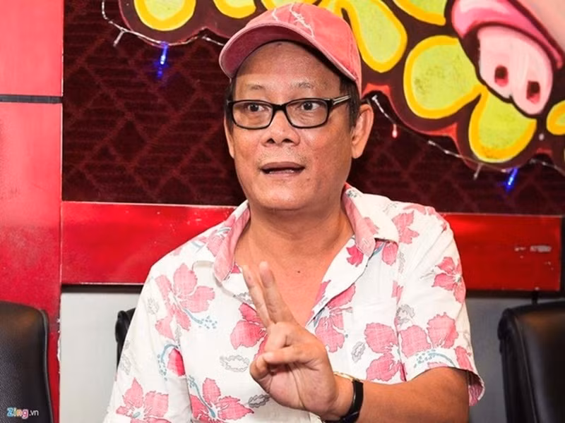 16 tuổi, Tấn Hoàng đi theo gánh hát, lang bạt khắp nơi, chấp nhận cảnh đói khát, thiếu thốn. Ở thập niên 1990, anh là một trong những nghệ sĩ hài nổi tiếng, với chương trình “Trong nhà ngoài phố”. Ảnh: Zing