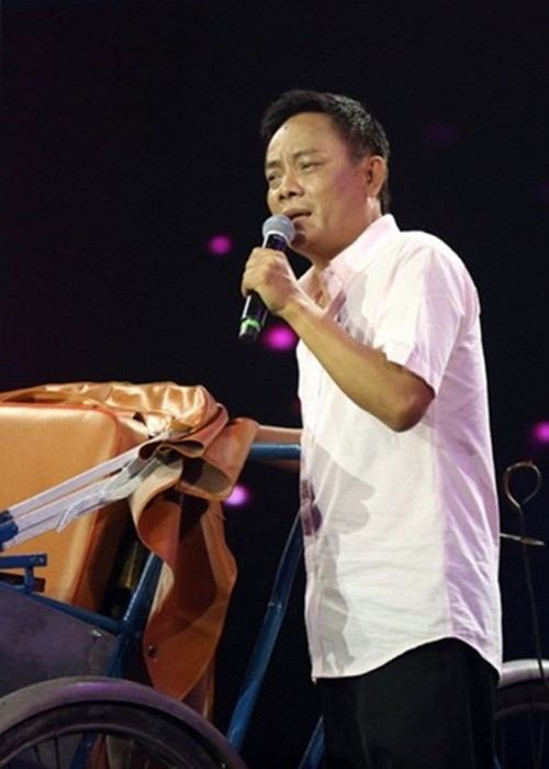 Tấn Hoàng xuất thân giàu có. Theo An ninh Thế giới online, ba anh ráp các máy thực phẩm gia súc nên sau mỗi lần xa nhà đều vác về mấy bao tiền, người nhà đếm không kịp. Tấn Hoàng cùng các anh chị em tương lai xán lạn. Riêng Tấn Hoàng mê nghệ thuật. Ảnh: Petrotimes