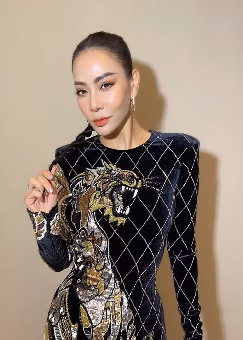 “Sáng thức dậy khi được gửi những hình ảnh, thông tin này Minh đã bật khóc ngon lành. Tức và ức. Đây không đơn giản là một trường hợp sử dụng hình ảnh bất hợp pháp Minh như bình thường mà đã vi phạm vào thứ quan trọng nhất đời Minh: Tình mẫu tử. Tại sao người ta lại đem những thành quả tự nhiên trong những tháng ngày nhọc nhằn vắt sữa cho con của tôi để đem ra quảng cáo cho một sản phẩm mà bản thân tôi còn chưa biết đến nói chi là đem ra để kêu gọi các bà mẹ sử dụng. Thật quá quắt”, Thu Minh viết trên trang cá nhân. Ảnh: FBNV.