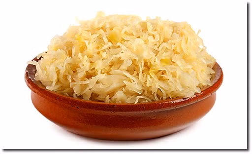 Sauerkraut là bắp cải lên men bằng axit lactic và là món ăn rất phổ biến ở châu Âu. Ngoài probitic thì Sauerkraut còn chứa nhiều chất xơ cũng như các vitamin C, B, K. Đây cũng là thực phẩm chứa nhiều muối, sắt và magie. 